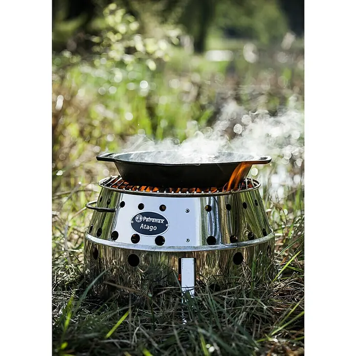 Petromax Holzkohlegrill Atago - Grillfläche (B x T): 45,1 x 44,5 cm, Durchmesser Grillfläche: 34 cm, Silber - Petromax Atago Grill mit glühenden Kohlen und einer gusseisernen Pfanne, ideal zum Kochen im Freien.