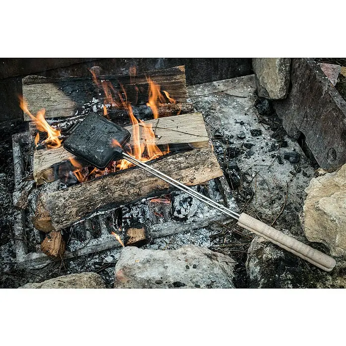 Petromax Sandwicheisen - L x B: 72,5 x 13,5 cm, Gusseisen - Ein Toasteisen wird über einem Lagerfeuer verwendet, um im Freien ein warmes Gericht zuzubereiten. Praktisch für Campingausflüge und Abenteuer.