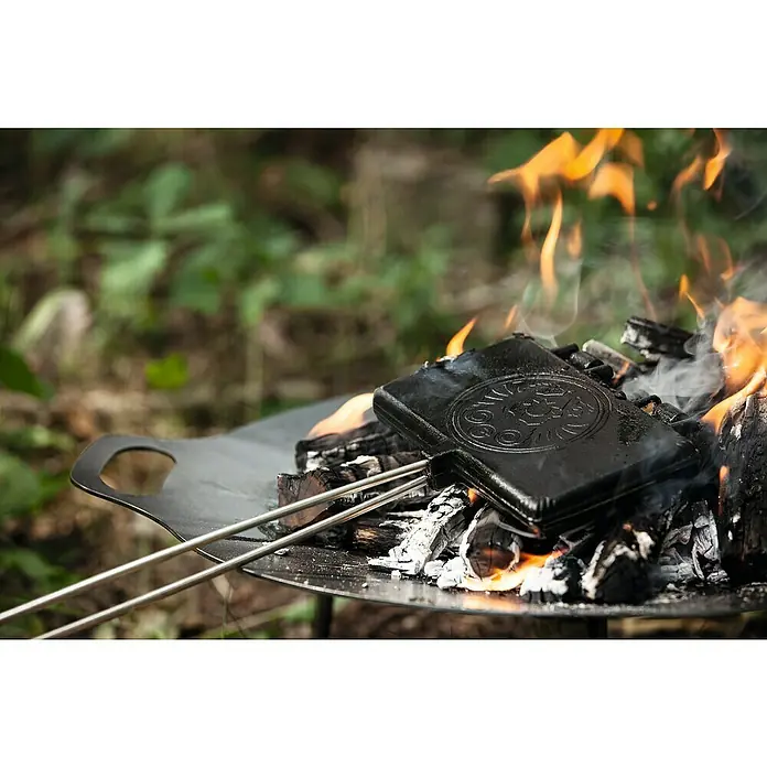 Petromax Waffeleisen - Länge: 72 cm, Gusseisen - Stockbrot-Grill über offenem Feuer.