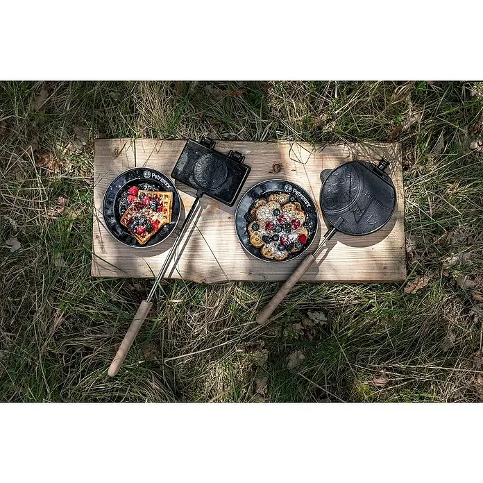 Petromax Waffeleisen zum Wenden - L x B: 54 x 22 cm, Gusseisen - Petromax Waffeleisen mit frischen Waffeln und Beeren auf einem Holztisch im Grünen.