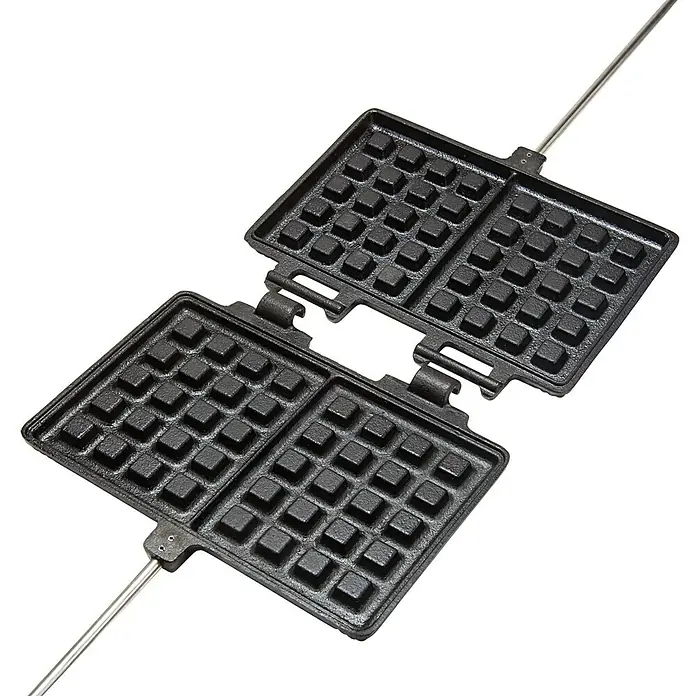 Petromax Waffeleisen - Länge: 72 cm, Gusseisen - Ein geöffnetes, altmodisches Waffeleisen aus Gusseisen mit langen Griffen vor schwarzem Hintergrund.