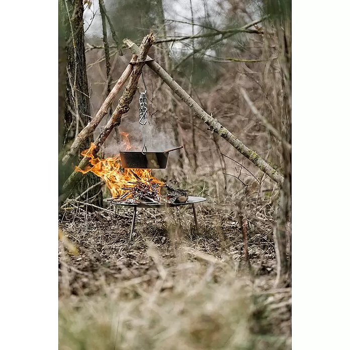 Petromax Dreibein-Ring - Durchmesser: 14,7 cm, Edelstahl - Tragbare Metall-Feuerstelle mit Dreibein und hängendem Topf über offenem Feuer im Wald.