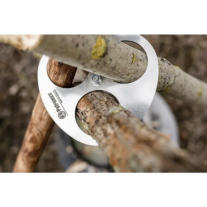 Petromax Dreibein-Ring - Durchmesser: 14,7 cm, Edelstahl - Nahaufnahme des Petromax Dreibein-Adapters aus Edelstahl, der mit einem Bolzen und drei Ästen befestigt ist.
