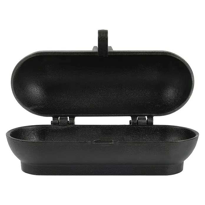 Petromax Kartoffelbräter - L x B x H: 29,1 x 17 x 15,4 cm, Gusseisen - Eine offene, schwarze gusseiserne Kasserolle mit Griff am Deckel, ideal zum Kochen im Freien. Praktisch und robust für kulinarische Abenteuer.