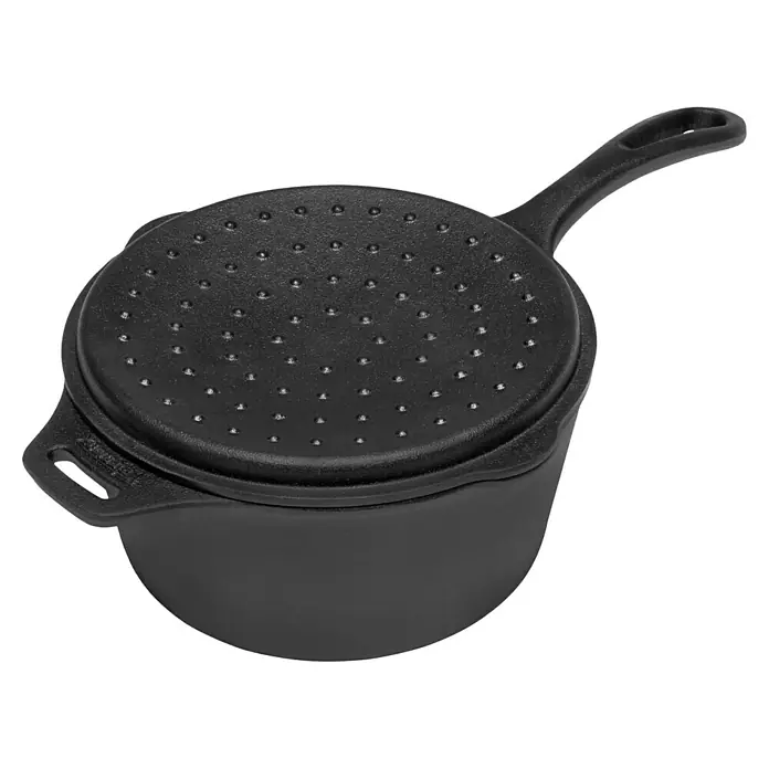 Petromax Kasserolle - Gusseisen, Durchmesser: 22 cm - Hier ist ein schwarzer Kochtopf mit einem Lochdeckel und einem Griff. Ideal für das Kochen und Abseihen von Speisen.