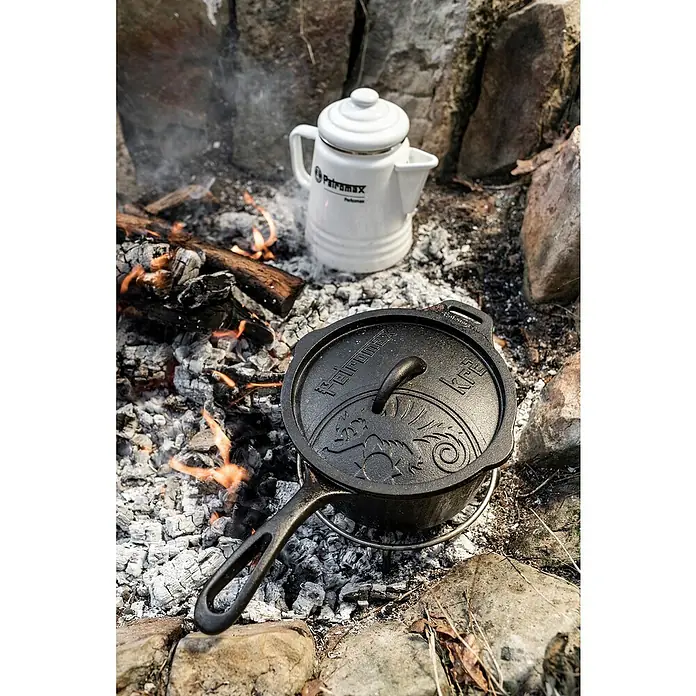 Petromax Kasserolle - Gusseisen, Durchmesser: 22 cm - Gusseiserner Topf und Petromax Kaffeekanne über offenem Feuer.