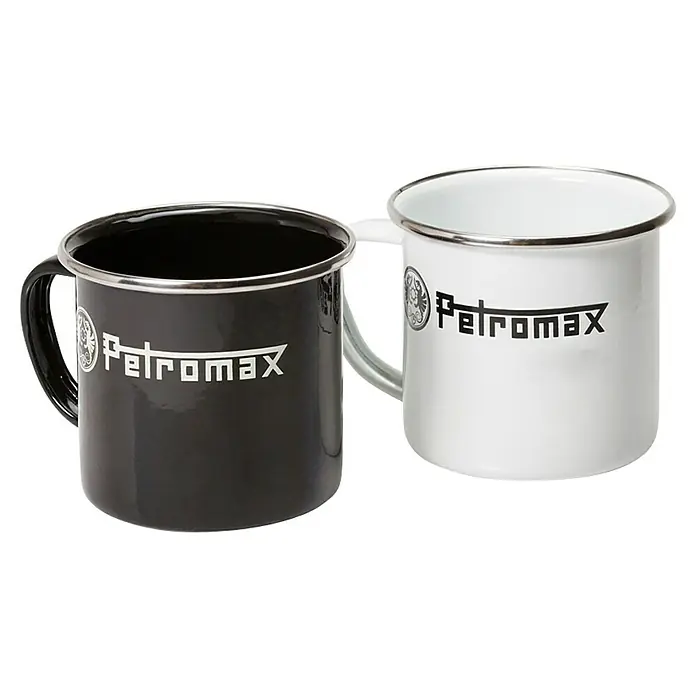 Petromax Tasse - 370 ml, Schwarz - Zwei Petromax Emaille-Tassen in Schwarz und Weiß mit silbernem Rand und dem Petromax-Logo. Perfekt für Outdoor-Abenteuer.