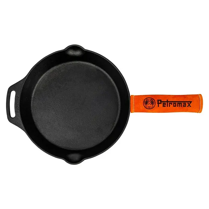 Petromax Handschutzgriff - Passend für: Petromax Grillpfannen, Leder/Aramidfasern - Eine gusseiserne Petromax-Pfanne mit orangefarbenem Griff. Ideal zum Kochen und Braten im Freien oder in der Küche.