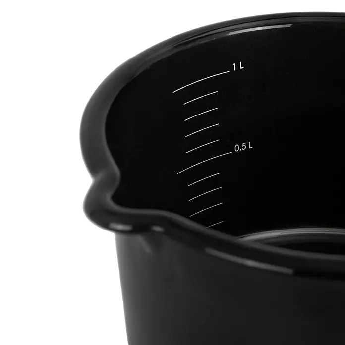 Petromax Kochtopf - Schwarz, Stahl, 1 l, Emailliert - Nahaufnahme eines schwarzen Messbechers mit Messmarkierungen, die 0,5 L und 1 L anzeigen.