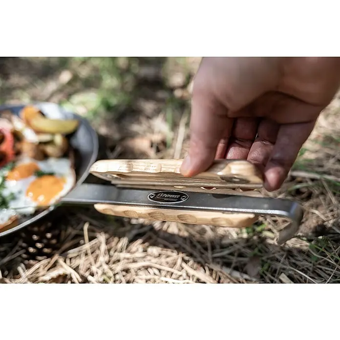Petromax Haltegriff - L x B x H: 16 x 3,9 x 1,4 cm, Holz - Petromax Pfannenheber im Einsatz beim Outdoor-Kochen, robust und ideal zum Anheben heißer Pfannen.