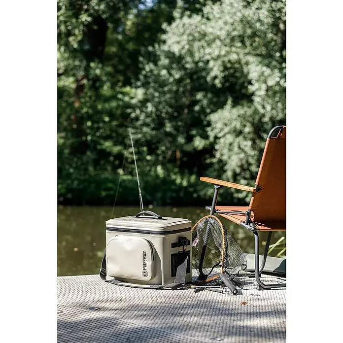 Petromax Kühltasche - Sand, 8 l, L x B x H: 32,5 x 25 x 28 cm - Petromax Kühlbox und Campingstuhl am See. Ideal für Angelausflüge, hält Speisen und Getränke kühl. Bequeme Sitzgelegenheit für entspannte Stunden.
