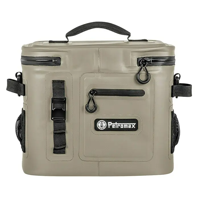 Petromax Kühltasche - Sand, 8 l, L x B x H: 32,5 x 25 x 28 cm - Nahaufnahme einer Petromax Kühltasche in Khaki, ideal für Outdoor-Abenteuer. Robuste Verarbeitung und praktisches Design.