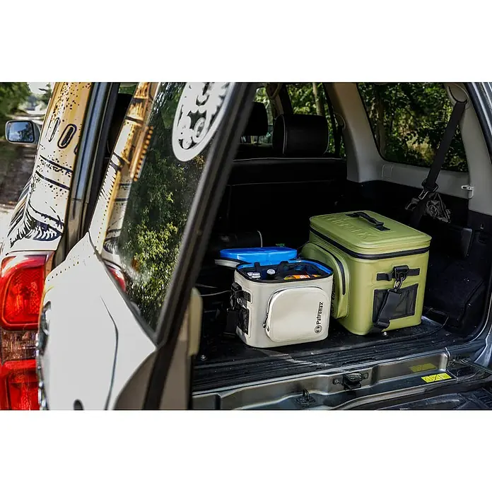 Petromax Kühltasche - Sand, 8 l, L x B x H: 32,5 x 25 x 28 cm - Petromax Kühltaschen in einem Kofferraum, ideal für Outdoor-Abenteuer und zum Frischhalten von Lebensmitteln.
