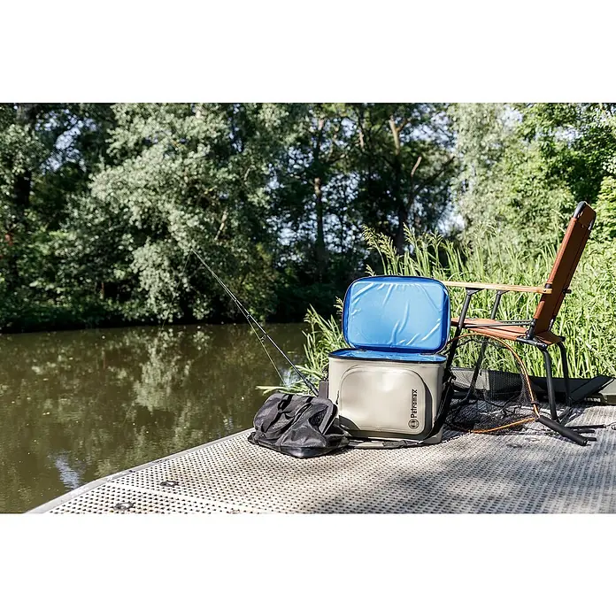 Petromax Kühltasche - Sand, 22 l, L x B x H: 42,5 x 34 x 35,5 cm - Das Petromax Kühlbox-Ensemble mit Zubehör am Flussufer. Ideal für Angelausflüge, hält Speisen und Getränke kühl und frisch.