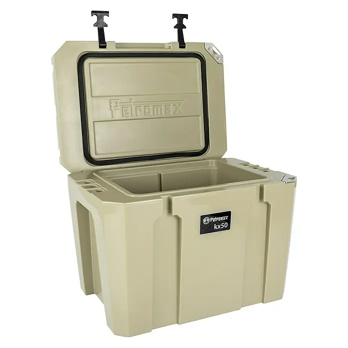 Petromax Kühlbox - Sand, 50 l, L x B x H: 68,5 x 48,5 x 50 cm - Geöffnete Petromax Kühlbox KX50 in Beige. Ideal für Camping, Outdoor-Abenteuer und um Speisen und Getränke kühl zu halten.