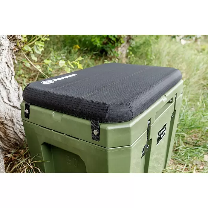 Petromax Sitzkissen - Passend für: Petromax Kühlbox 50 l, L x B x H: 46,5 x 66 x 5,5 cm, Schwarz - Olivgrüne Kühlbox mit schwarzem gepolsterten Stoffbezug als Sitz auf dem Deckel.