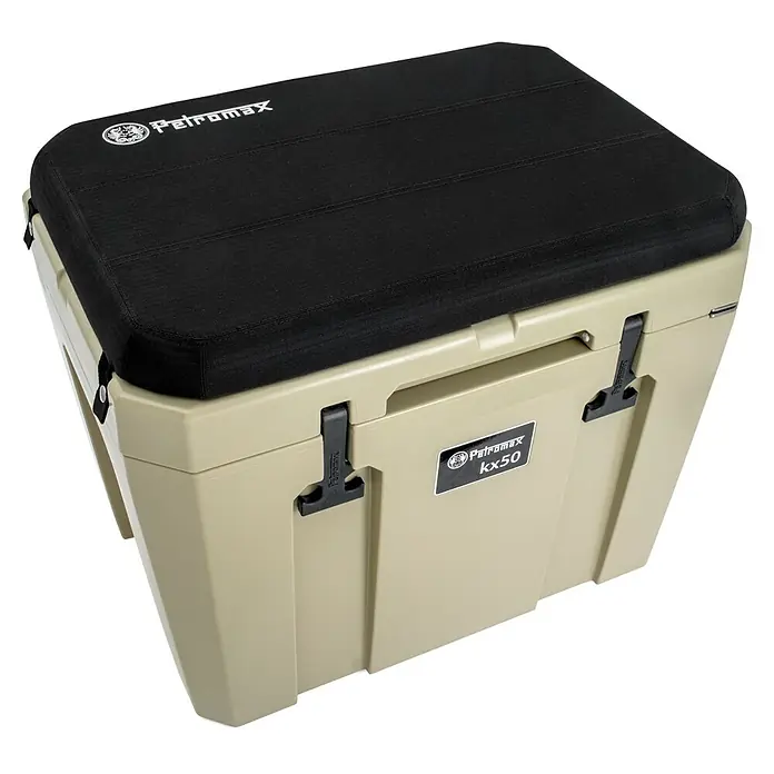 Petromax Sitzkissen - Passend für: Petromax Kühlbox 50 l, L x B x H: 46,5 x 66 x 5,5 cm, Schwarz - Petromax Kühlbox KX50 mit schwarzem Sitzkissen. Die ideale Lösung für Camping und Outdoor-Aktivitäten, um Speisen und Getränke kühl zu halten.