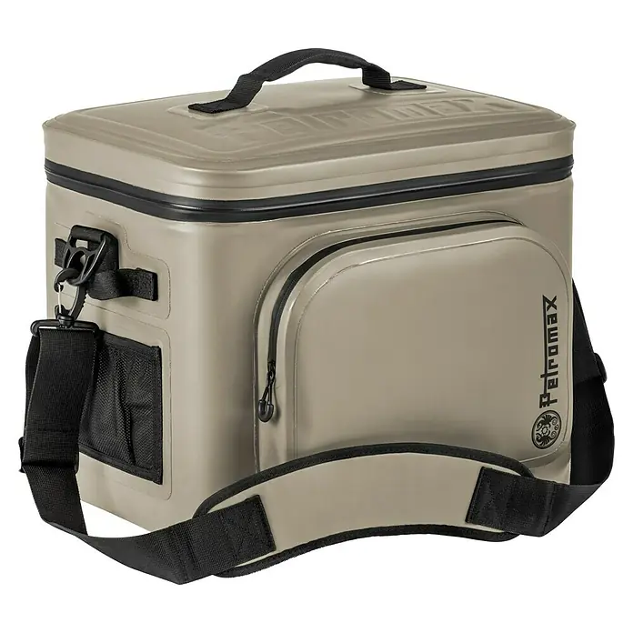 Petromax Kühltasche - Sand, 22 l, L x B x H: 42,5 x 34 x 35,5 cm - Abbildung einer Petromax Kühltasche mit Tragegriff und Schultergurt. Ideal für Camping und Outdoor-Aktivitäten.