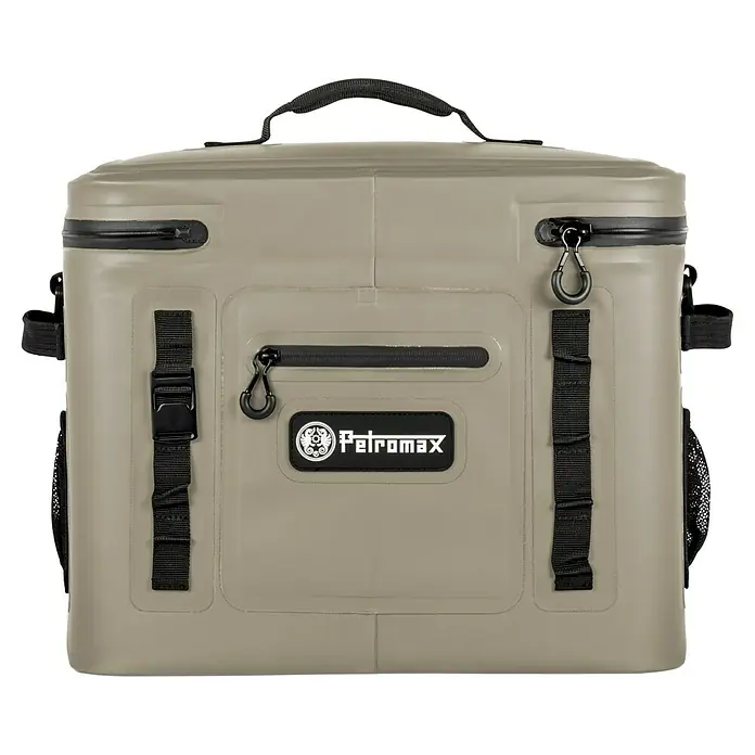 Petromax Kühltasche - Sand, 22 l, L x B x H: 42,5 x 34 x 35,5 cm - Abbildung einer Petromax Kühltasche in Khaki, ideal für Outdoor-Abenteuer, mit robusten Tragegriffen und praktischen Befestigungsmöglichkeiten.