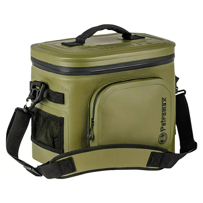 Petromax Kühltasche - Oliv, 8 l, L x B x H: 32,5 x 25 x 28 cm - Hier ist eine olivgrüne Petromax Kühltasche mit Tragegriff und Schultergurt, ideal für Outdoor-Abenteuer und zum Warmhalten von Speisen.