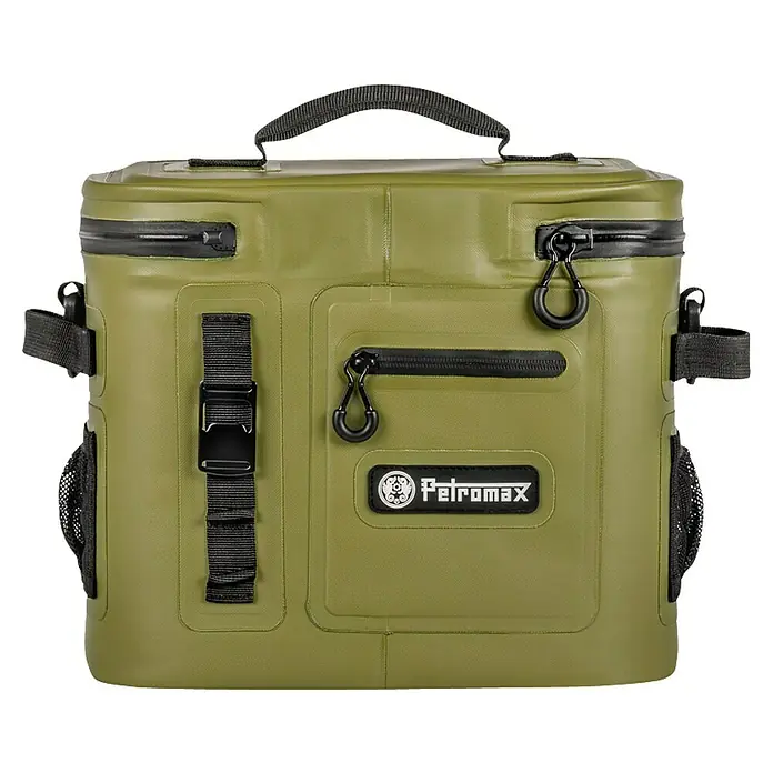 Petromax Kühltasche - Oliv, 8 l, L x B x H: 32,5 x 25 x 28 cm - Hier sehen wir eine olivgrüne Petromax Kühltasche mit Reißverschluss und Tragegriff, ideal für Outdoor-Aktivitäten und Camping.