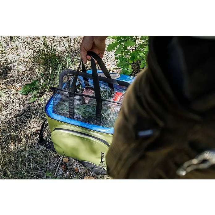 Petromax Kühltasche - Oliv, 8 l, L x B x H: 32,5 x 25 x 28 cm - Petromax Kühlbox kx25 mit Tragegriffen, gefüllt mit Lebensmitteln, steht im Freien. Ideal für Camping und Outdoor-Aktivitäten, hält Speisen kühl.