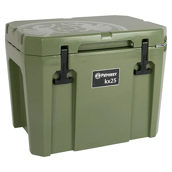 Petromax Kühlbox - Oliv, 25 l, L x B x H: 58 x 40,5 x 45 cm - Der olivgrüne Petromax Kühlbox kx25 ist mit schwarzen Verschlüssen und einem Petromax Logo versehen.