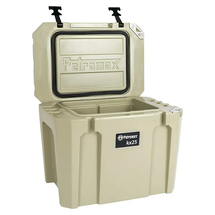 Petromax Kühlbox - Sand, 25 l, L x B x H: 58 x 40,5 x 45 cm - Abgebildete Petromax KX25 Kühlbox. Die robuste Kühlbox mit isolierten Wänden hält Speisen und Getränke zuverlässig kalt.