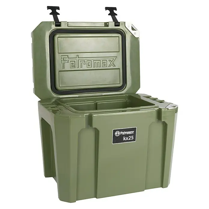 Petromax Kühlbox - Oliv, 25 l, L x B x H: 58 x 40,5 x 45 cm - Geöffneter, olivgrüner Petromax KX25 Kühlbox mit robustem Design und Petromax Logo auf dem Deckel und der Seite.