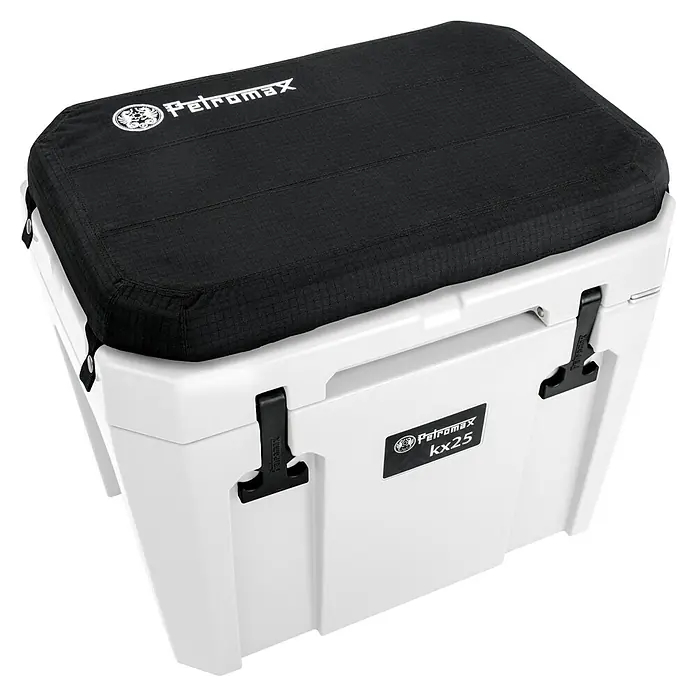 Petromax Sitzkissen - Passend für: Petromax Kühlbox 25 l, L x B x H: 38,5 x 56 x 5,5 cm, Schwarz - Petromax Kühlbox KX25 mit schwarzem Sitzkissen. Ideal für Camping, Outdoor-Abenteuer und zum stilvollen Kühlen von Getränken und Speisen.