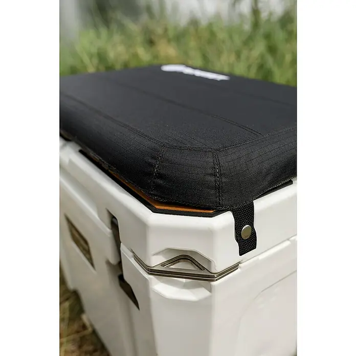 Petromax Sitzkissen - Passend für: Petromax Kühlbox 25 l, L x B x H: 38,5 x 56 x 5,5 cm, Schwarz - Nahaufnahme eines weißen Kühlers mit schwarzem Sitzkissen, der sich ideal für Outdoor-Abenteuer und Camping eignet.