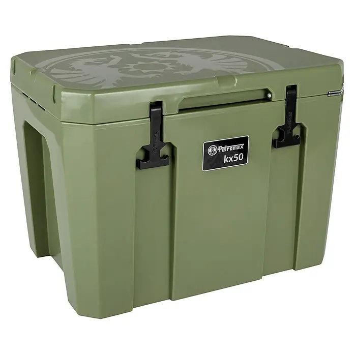 Petromax Kühlbox - Oliv, 50 l, L x B x H: 68,5 x 48,5 x 50 cm - Das Bild zeigt eine olivgrüne Petromax Kühlbox kx50. Die Box hat robuste Verschlüsse und ein Logo auf dem Deckel.