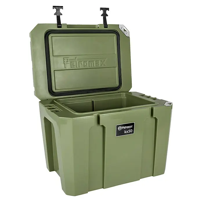 Petromax Kühlbox - Oliv, 50 l, L x B x H: 68,5 x 48,5 x 50 cm - Geöffnete Petromax Kühlbox KX50 in Olivgrün, ideal für Camping und Outdoor-Aktivitäten. Robuste Konstruktion für zuverlässige Kühlung.