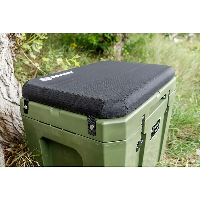 Petromax Nevera de camping - Verde oliva, 25 l, L x An x Al: 58 x 40,5 x 45 cm - Una nevera verde con un cojín de asiento negro encima, ideal para actividades al aire libre y relajarse en la naturaleza.