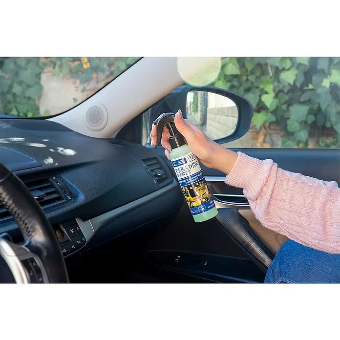Spray ambientador de coche - Mojito, 200 ml - Una persona rocía spray ambiental Paradise Scents Mojito en su auto para refrescarlo y crear un aroma agradable.