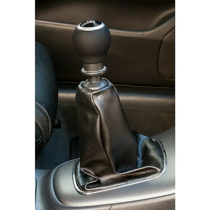 Pomo palanca de cambios OEM - Coches, Negro - Primer plano de una palanca de cambios de cuero negro en un coche, que muestra un diseño elegante y deportivo.