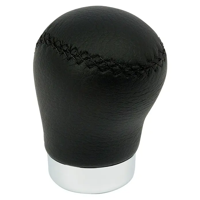 Pomo palanca de cambios Class corto - Coches, Negro - Primer plano de un pomo de cambio de cuero negro con base plateada y costuras decorativas, un accesorio sofisticado para cualquier vehículo.