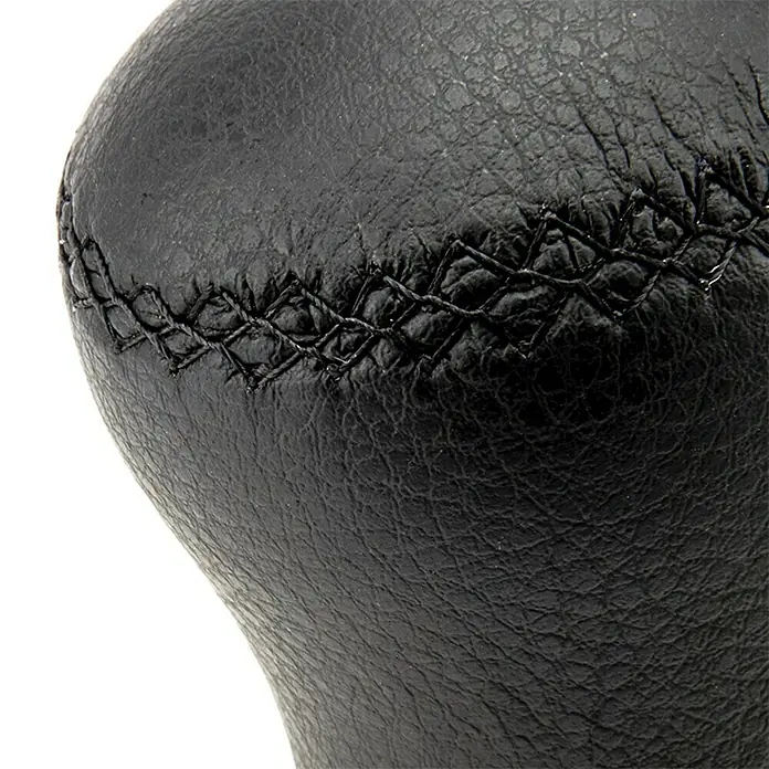 Pomo palanca de cambios Class corto - Coches, Negro - Primer plano de un pomo de cambio de marchas de cuero negro con costuras distintivas, ideal para mejoras interiores de vehículos.