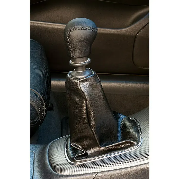 Pomo palanca de cambios Class corto - Coches, Negro - Primer plano de una palanca de cambios de cuero negro en el interior de un automóvil, que ofrece comodidad y control al conducir.