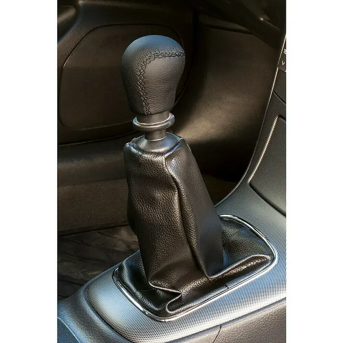 Pomo palanca de cambios Class corto - Coches, Negro - Primer plano de una perilla de cambio de marchas de cuero negro con adornos plateados, que muestra el diseño elegante y moderno del interior del vehículo.