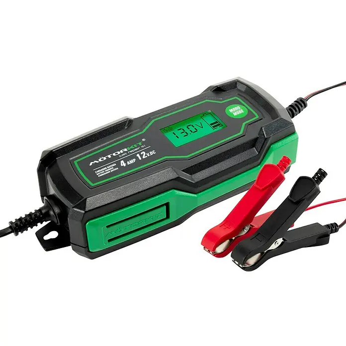 Arrancador de baterías - Capacidad: 120 Ah, 12 V - La imagen muestra un cargador de batería Mötorkit con pinzas y una pantalla digital que muestra 13.0V, sobre un fondo negro.