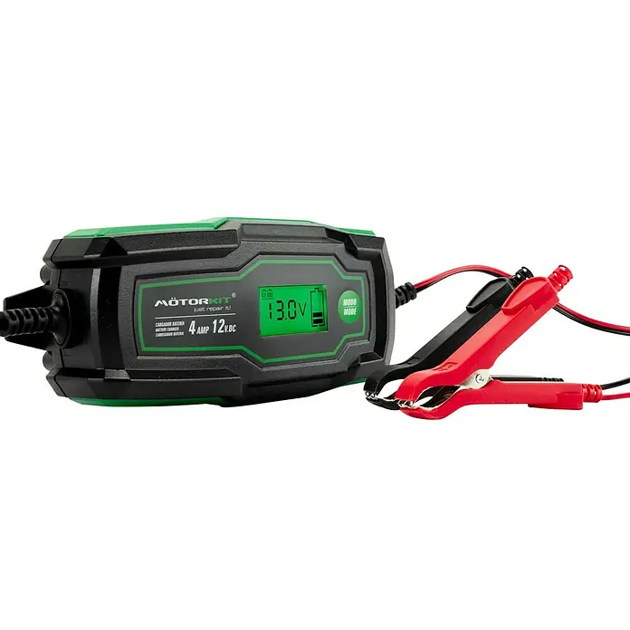 Arrancador de baterías - Capacidad: 120 Ah, 12 V - Imagen de un cargador de batería MotorKit de 4 A 12V DC, que cuenta con una pantalla digital y pinzas para cargar baterías.
