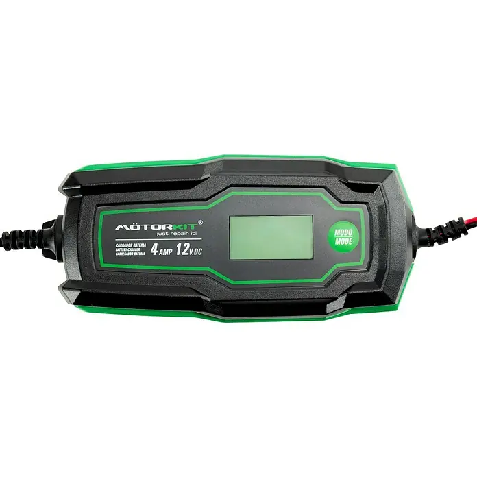 Arrancador de baterías - Capacidad: 120 Ah, 12 V - Imagen de un cargador de batería MotorKit de 4 Amp 12V DC en negro y verde.