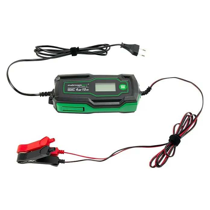 Arrancador de baterías - Capacidad: 120 Ah, 12 V - La imagen muestra un cargador de batería Motorbit de 4 Amp 12VDC con pinzas y cables sobre un fondo negro.