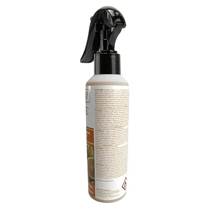 Spray ambientador de coche - Naranja, 200 ml - Primer plano de un frasco de spray de limpieza de naranja.