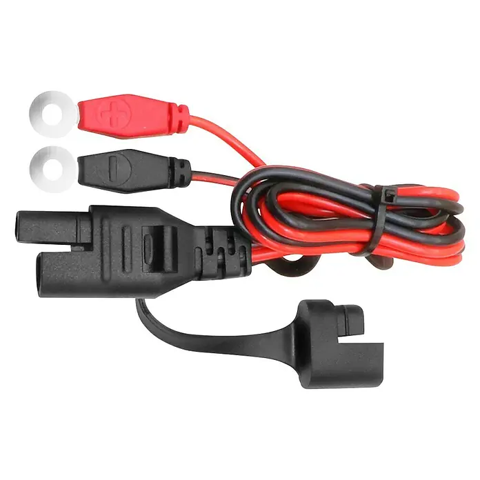 Black+Decker Arrancador de baterías - Capacidad: 70 Ah, 12 V - Primer plano de un cable de carga de batería con terminales de anillo, conector SAE y tapa protectora sobre un fondo negro.