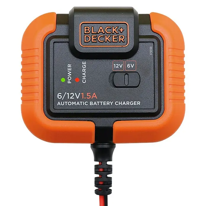 Black+Decker Arrancador de baterías - Capacidad: 70 Ah, 12 V - Primer plano de un cargador de batería automático Black+Decker 6/12V 1.5A, con carcasa naranja y panel de control.