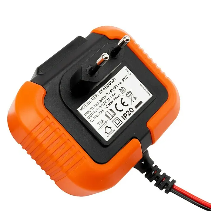 Black+Decker Arrancador de baterías - Capacidad: 70 Ah, 12 V - Cargador de batería con borde naranja y parte central negra con enchufe y cable.