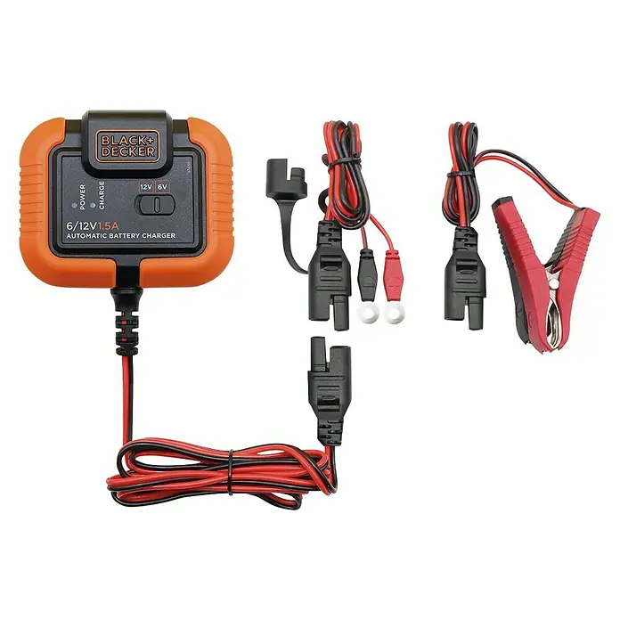 Black+Decker Arrancador de baterías - Capacidad: 70 Ah, 12 V - La imagen muestra un cargador de batería automático Black+Decker 6/12V 1.5A con sus accesorios, sobre un fondo negro.