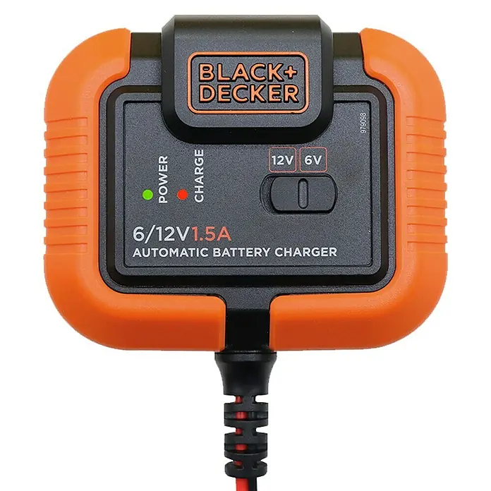 Black+Decker Arrancador de baterías - Capacidad: 70 Ah, 12 V - Primer plano de un cargador de batería automático Black+Decker 6/12V 1.5A con carcasa naranja y panel de control negro.